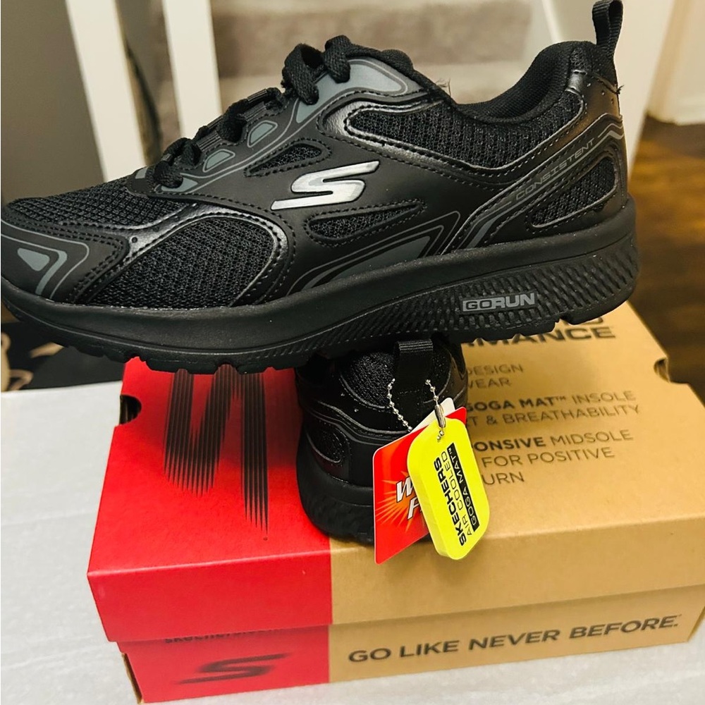 Skechers Women’s Lace-up Athletic Shoes. Comfortable and Easy walk. New. 5.5